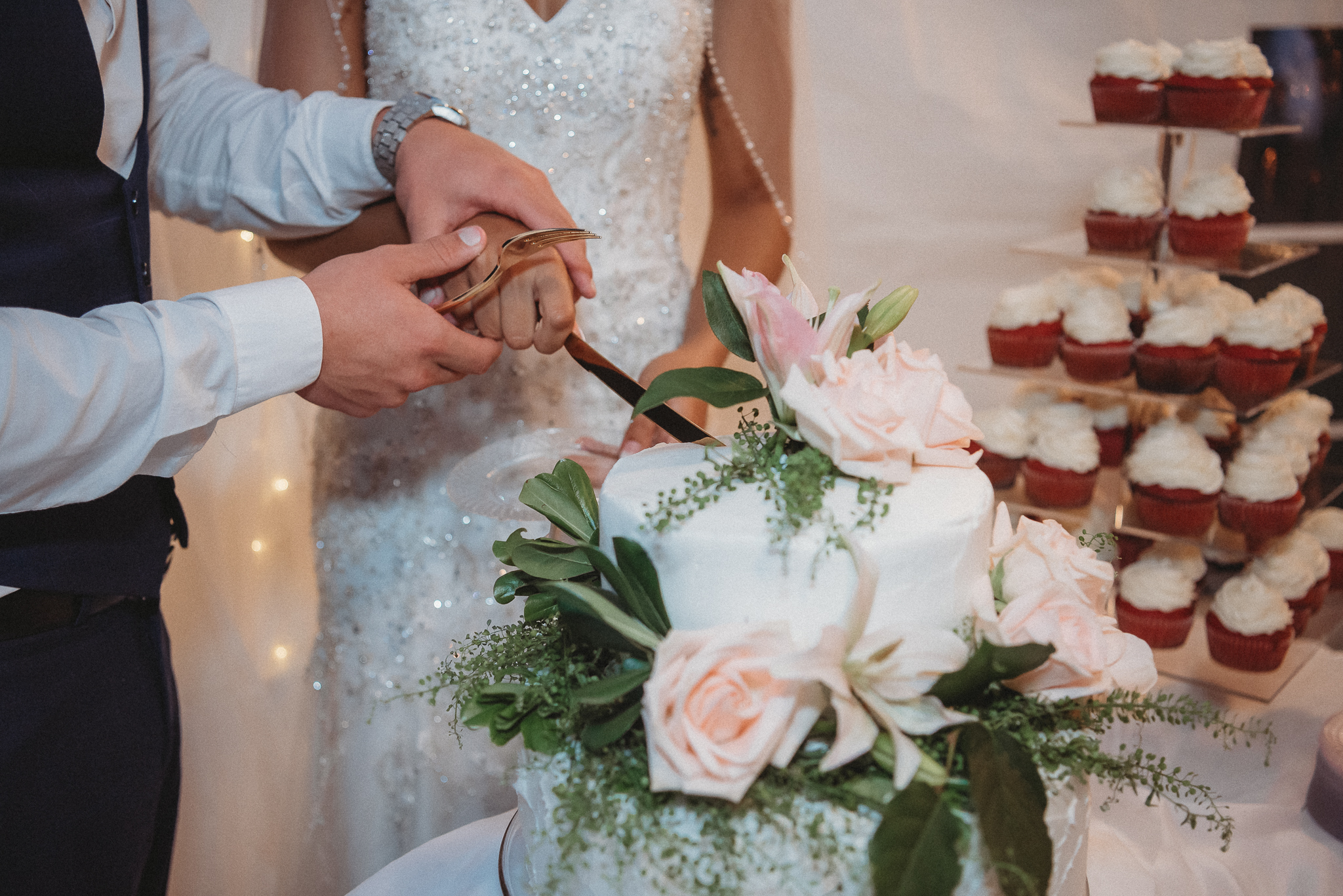 Poulsbo backyard wedding. Washington and Florida wedding photographer. Caleo Photography. Wedding Cake.